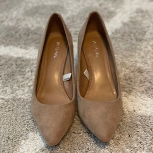Women’s tan heels
